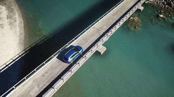 Image of Hyundai Tucson on a Bridge